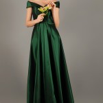 yeşil uzun saten elbise